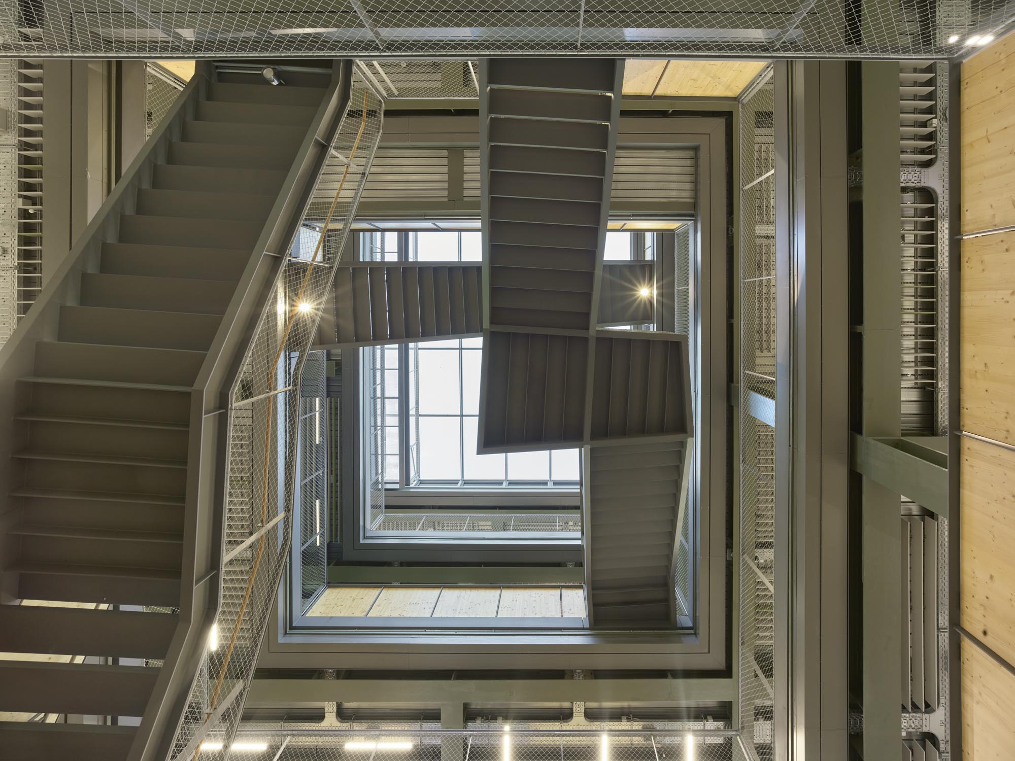 2. OG: Aufblick Atrium